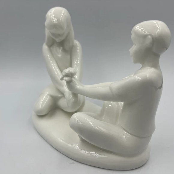 Royal Doulton Figurine Gift Of Friendship HN4446 White Bone China - 2002 - Picture 8 of 8